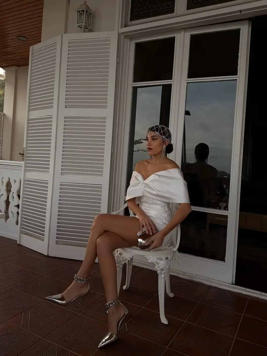 ホワイトサテン女性用オフショルダーミニドレス エレガントなウエストシェイプ バックレス スリム スリット入りドレス 2026 レディースシック パーティーイブニングガウン