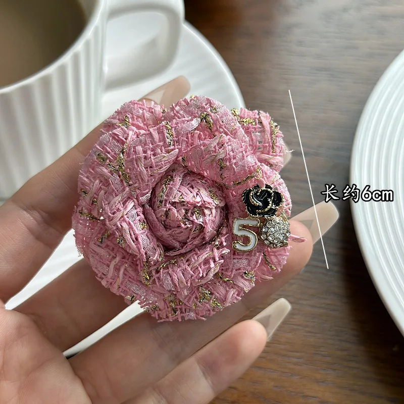Koreanische Stoff Kamelie Broschen für Frauen Mode handgemachte Blume Anstecknadeln elegante Kleidung Schmuck Accessoires Corsage – Detail 5