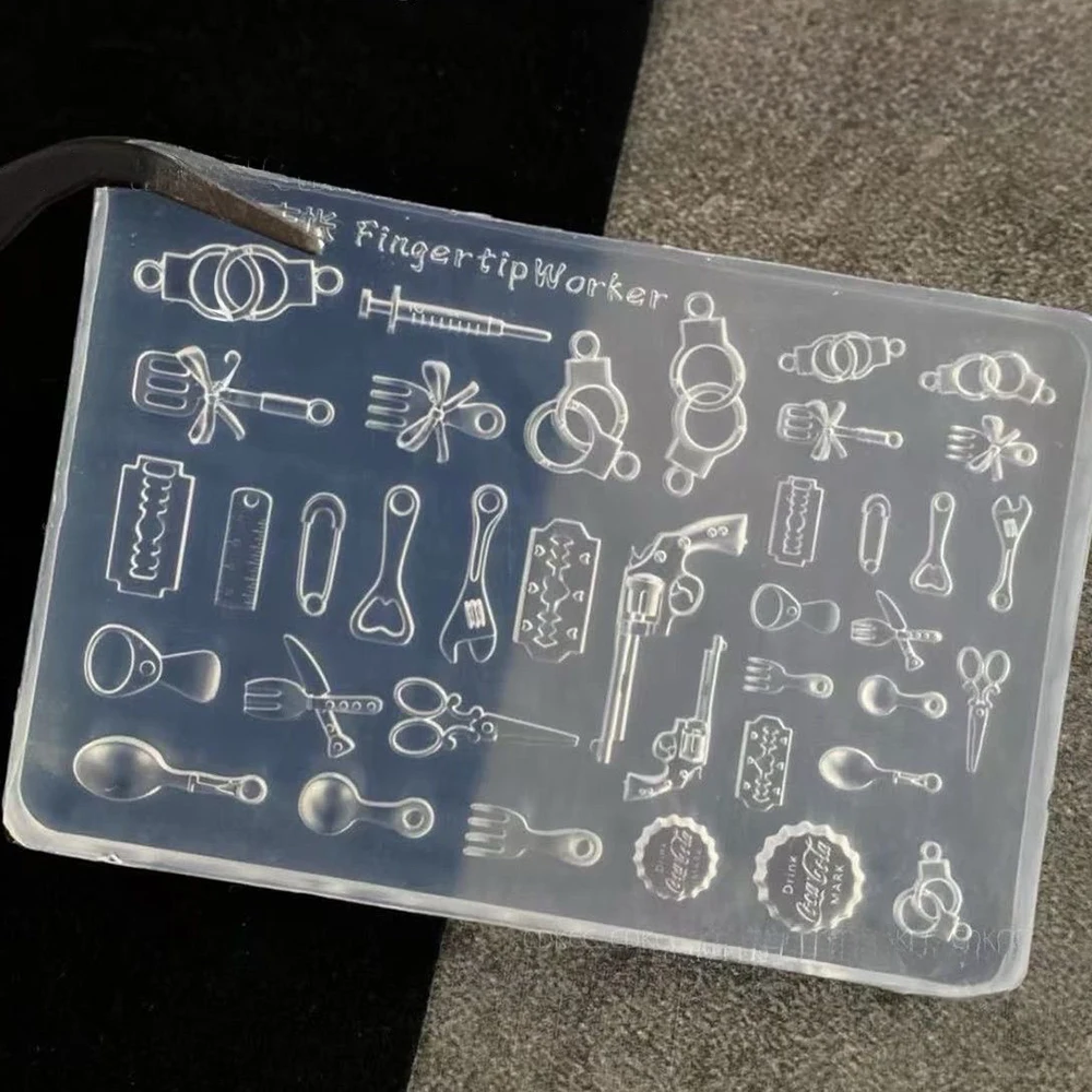 3D Nagel Form Silikon Geschirr Handschellen Lustige Spielzeug Harz Maniküre Charms Mods für DIY Halloween Zubehör Nagel Teile Werkzeuge