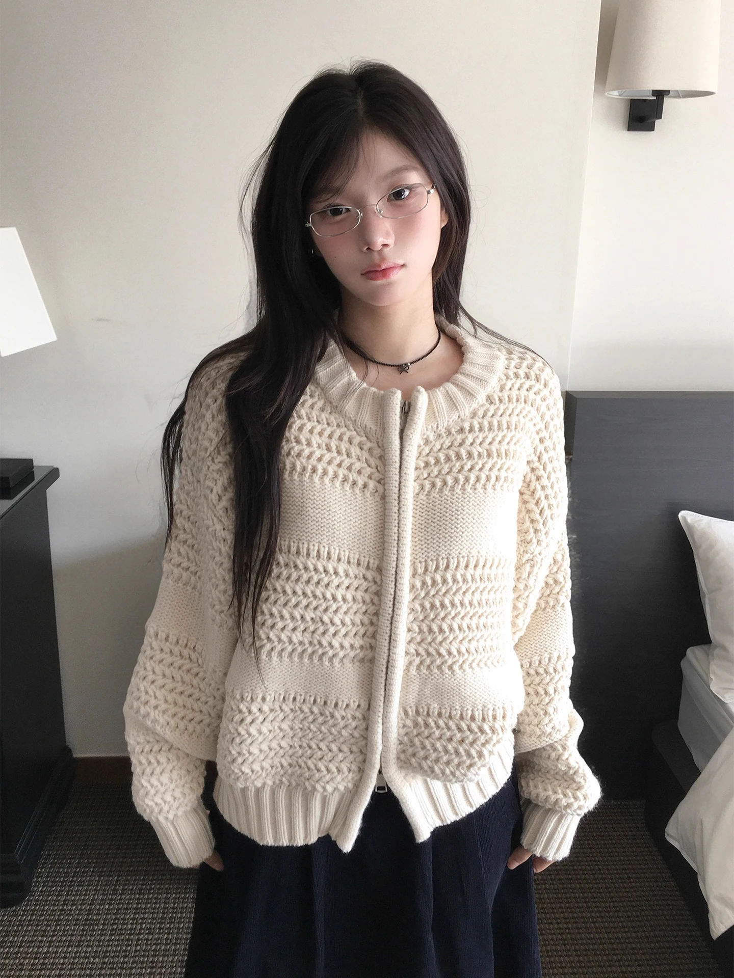 เสื้อโค้ทไหมพรมถักแบบมีซิปสไตล์เรโทรสำหรับผู้หญิง รุ่นใหม่สำหรับฤดูหนาว ดีไซน์อเนกประสงค์ แขนยาว คอกลม แฟชั่น