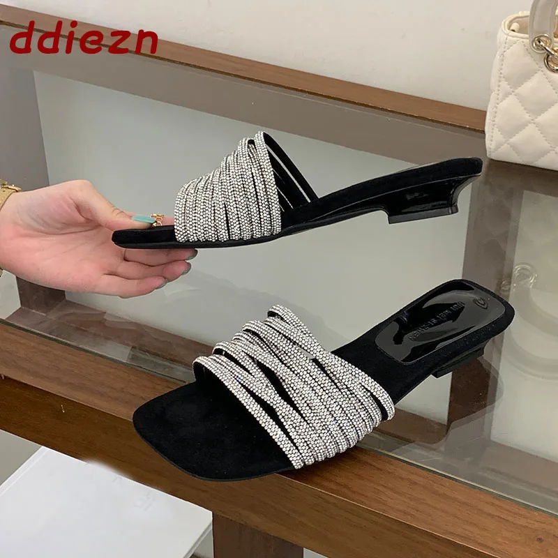 

Новые летние модные женские шлепанцы 2026 года с кристаллами, на низком каблуке, с квадратным носком, женские сандалии-слайды, люксовые тапочки