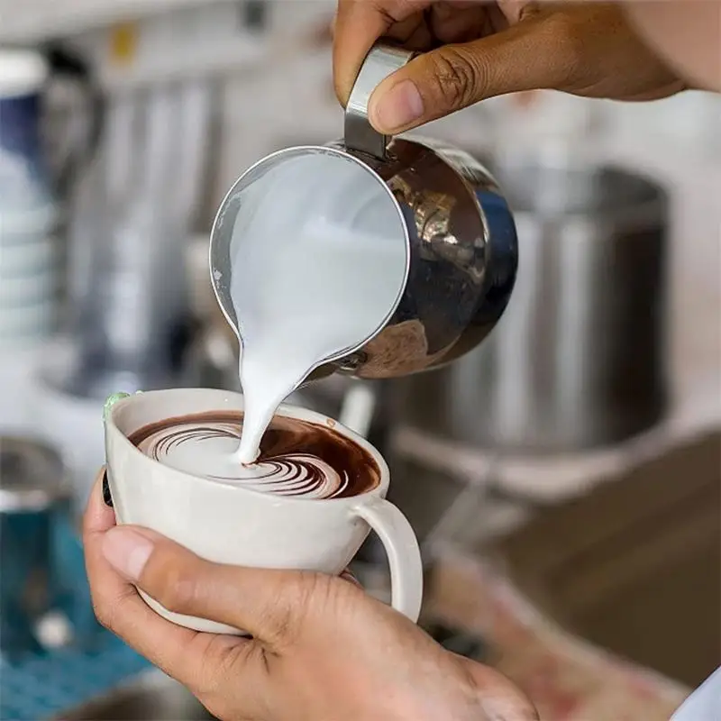 Кувшин с молоком с видом со сведением эспрессо