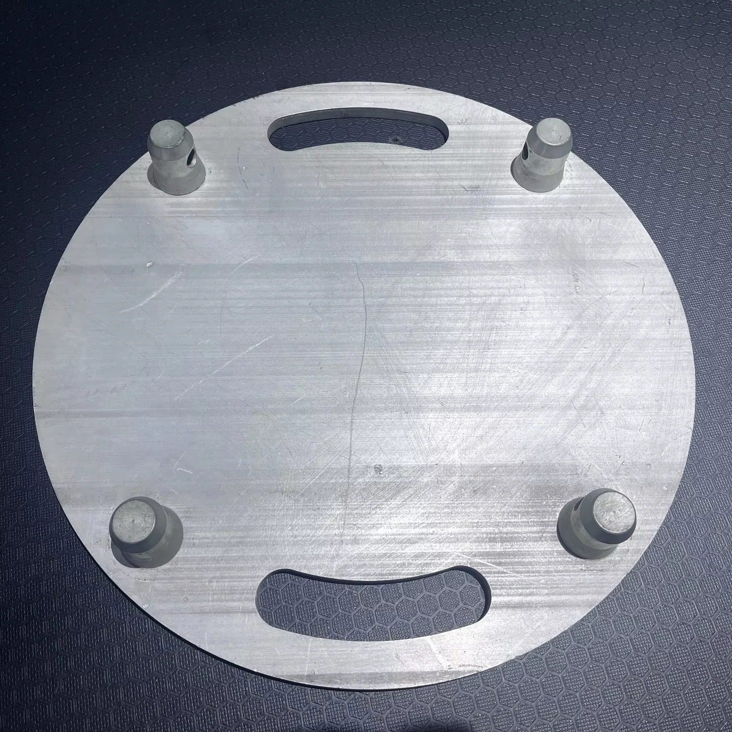 

Stage steel baseplate with latches and bolts - Mobile light truss/steel truss base