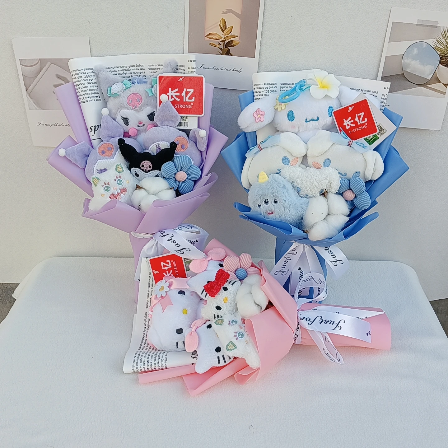 Bukietki róż oraz lalki Hello Kitty, Kuromi i Cinnamoroll idealnie nadają się do dekoracji domu i na wesela, a także jako prezenty na Walentynki.