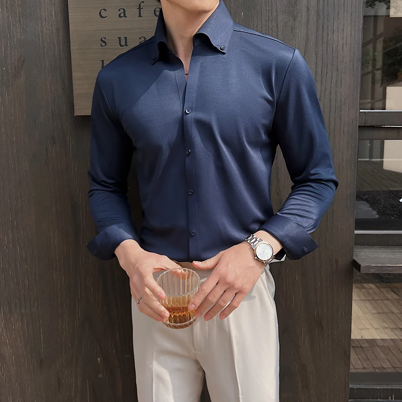 Camisa de vestir con cuello en V para hombre, ropa de calle de manga larga a rayas de estilo nuevo británico, camisa ajustada informal lisa, ropa para hombre 2025