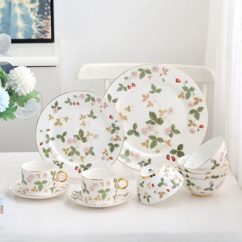 Creative Light Luxury Bone China Mugs Wild Strawberry European-Style Coffee Cups And Plates High-Quality Appearance