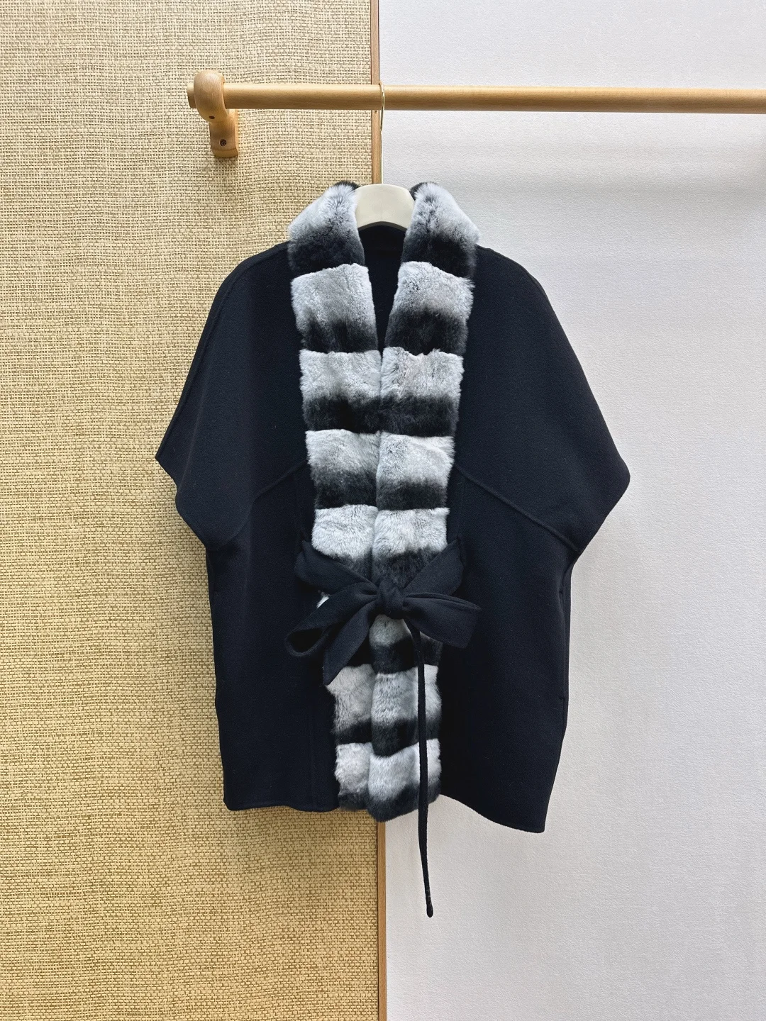 Brand-new autumn/winter short, reversible jacket featuring a tie-waist design.NO.39