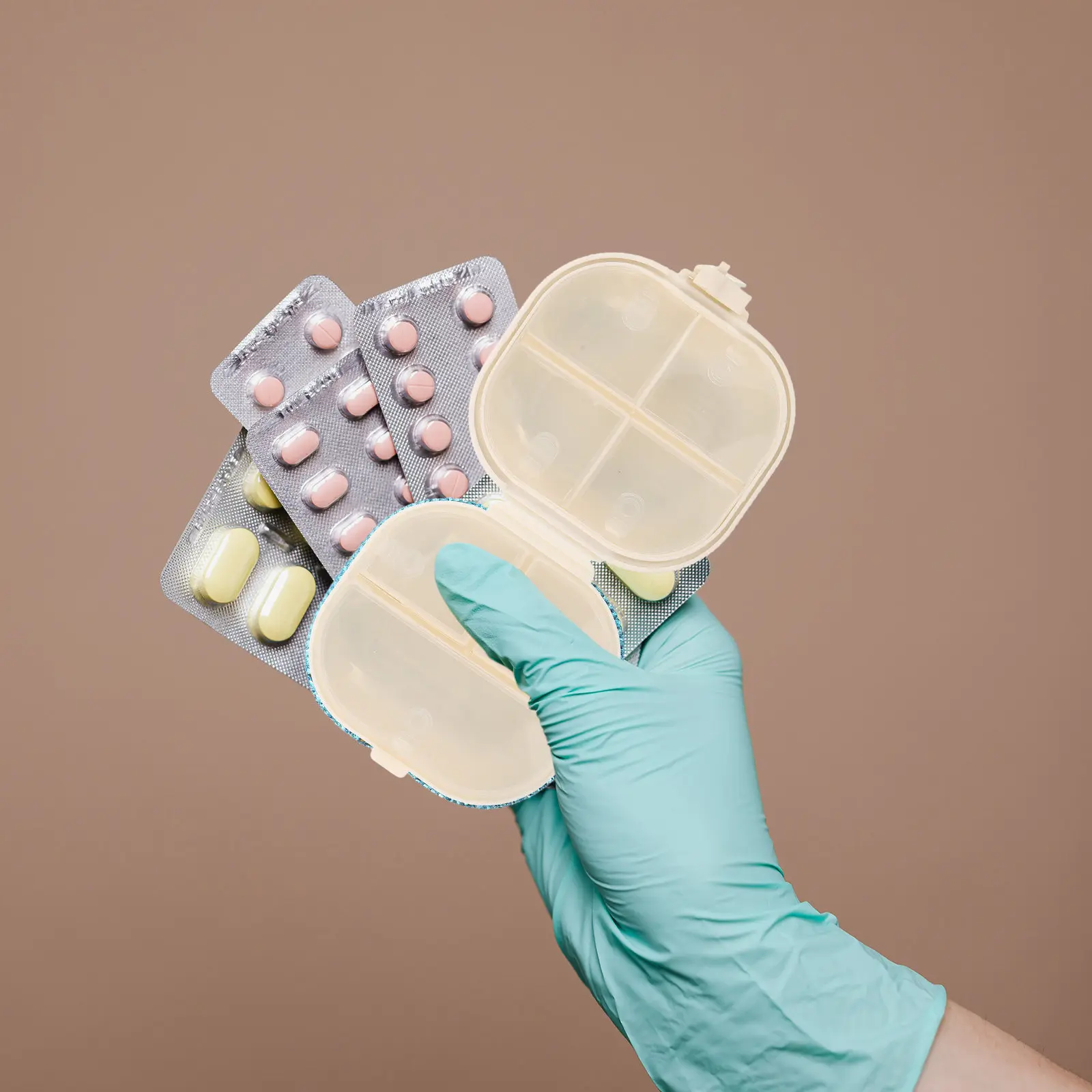 

Коробка-органайзер для таблеток со стразами, 4 отделения, портативный дорожный контейнер для лекарств, компактный блестящий футляр для таблеток, еженедельный органайзер для сумки