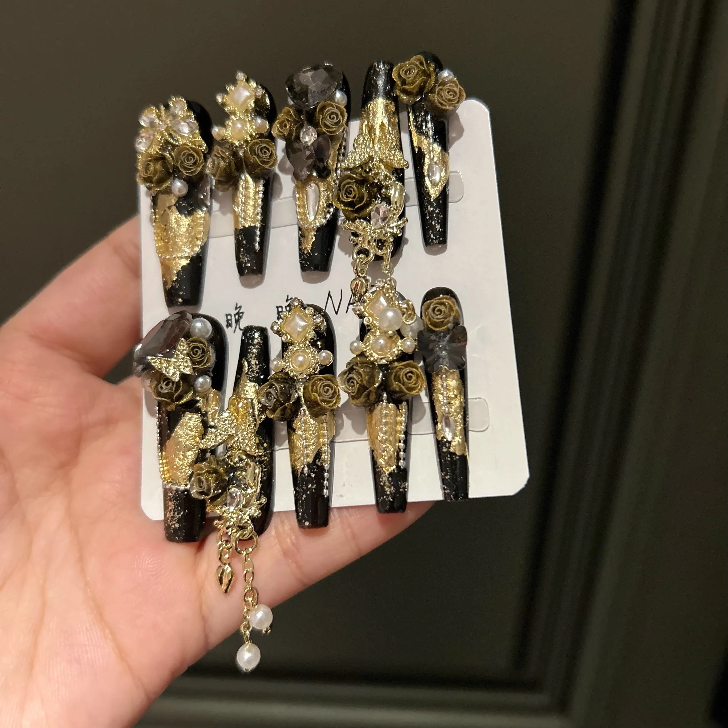 

Black Gold Luxury Press-on Nails Made of Polyester Fiber with Dark and Luxurious Style Convenient and Fast to Wear Durable