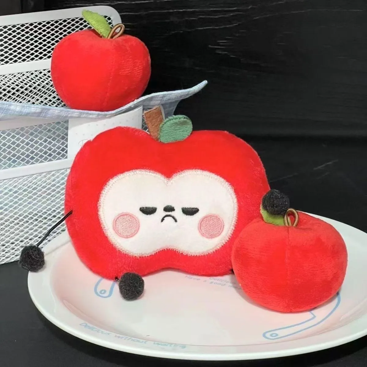 LLavero de Cosplay de Anime Love and Deepspace Caleb, colgante de manzana bonito de felpa, llavero para mochila escolar, adorno, regalos Unisex