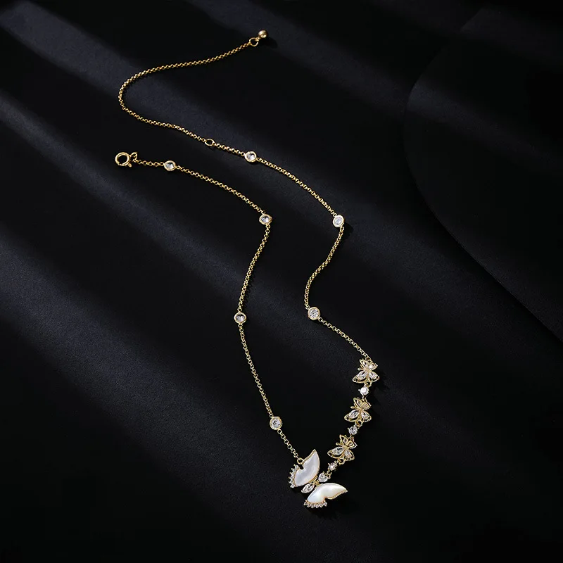 هذه قلادة الفراشة المصنوعة من الزركون الأبيض المصنوعة من عرق اللؤلؤ وهي إكسسوار سلسلة الترقوة متعدد الاستخدامات