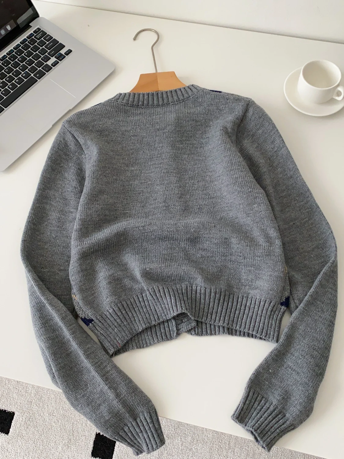 Sweter damski w stylu preppy, długi, dzianinowy, rozpinany, modny, z wzorem w romby, jesienne okrycie wierzchnie.