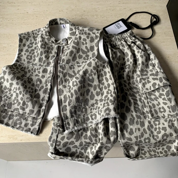 

Set 2026 Spring and Summer New Childrens Wear Korean Style Boys and Girls Foreign Leopard Print Vest T-shirt Pants Three Sets