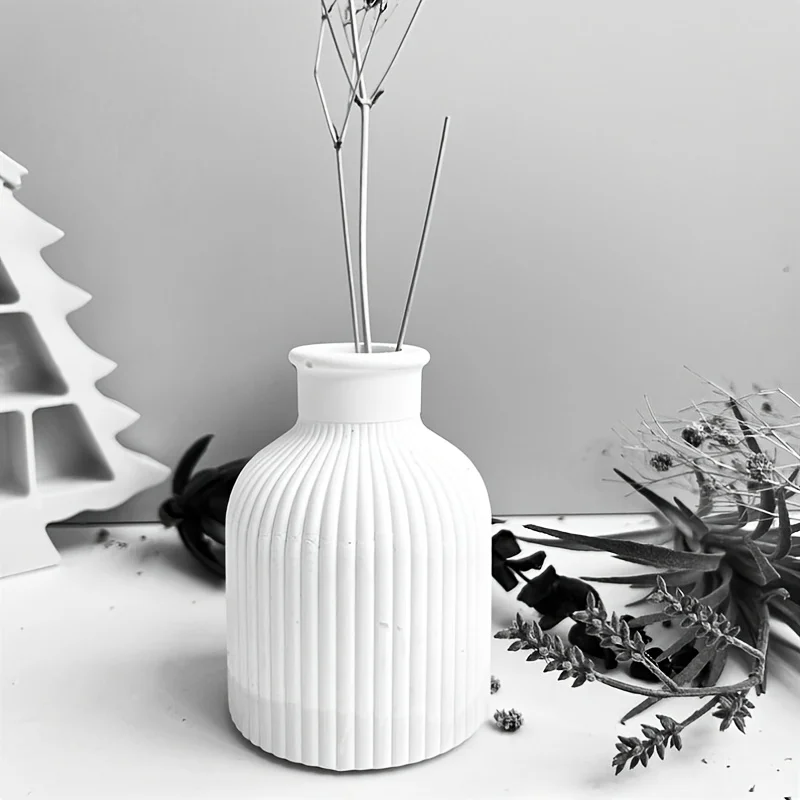 DIY Woven Heart Candle and Striped Vase with Circular Glossy Tray Gypsum Concrete Ornament Resin Silicone Mold Decorative Crafts