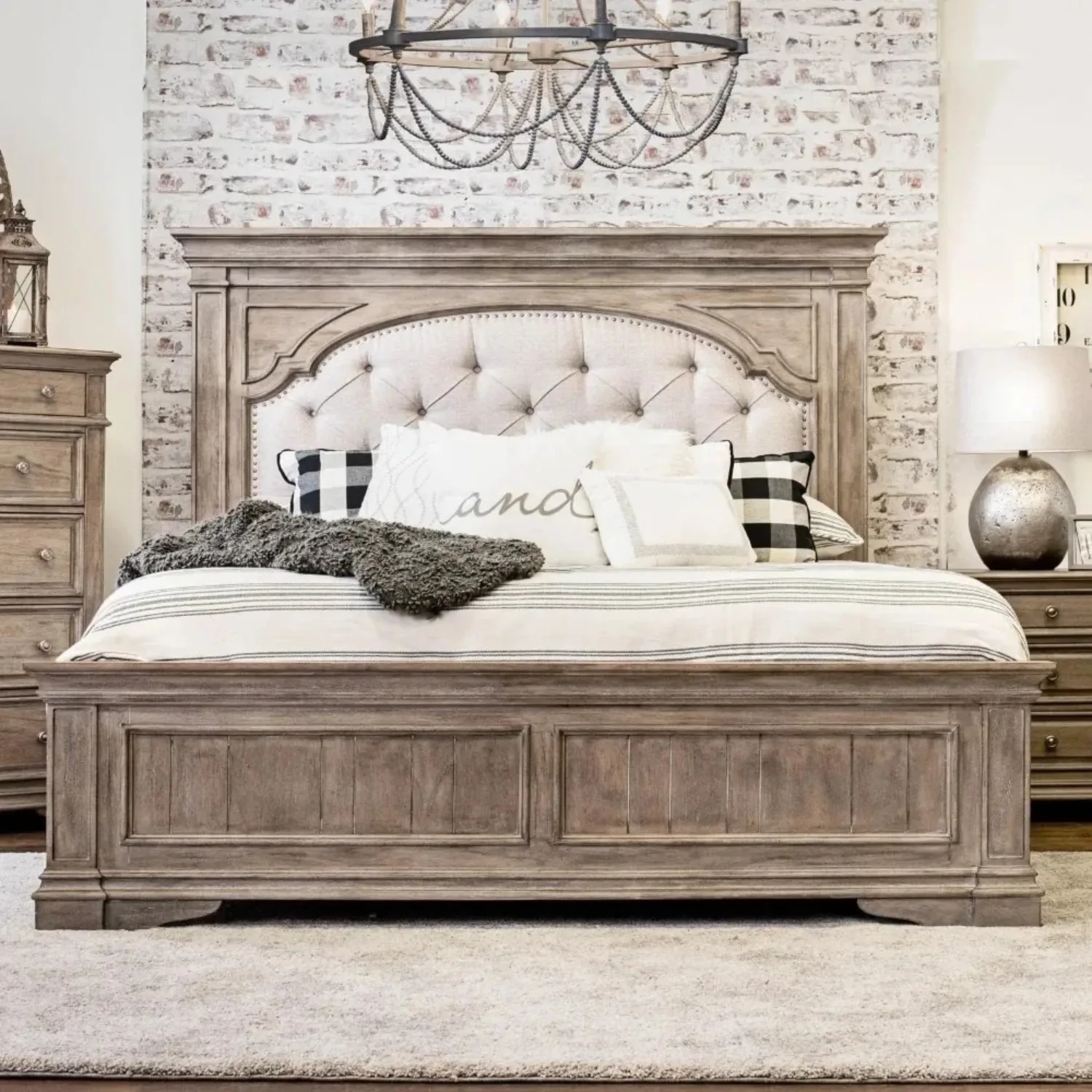 Company Highland Park Cama King con panel tapizado de tela y madera de granja de 83,5 x 90 pulgadas con cabecera capitoné con botones, vertical bajo