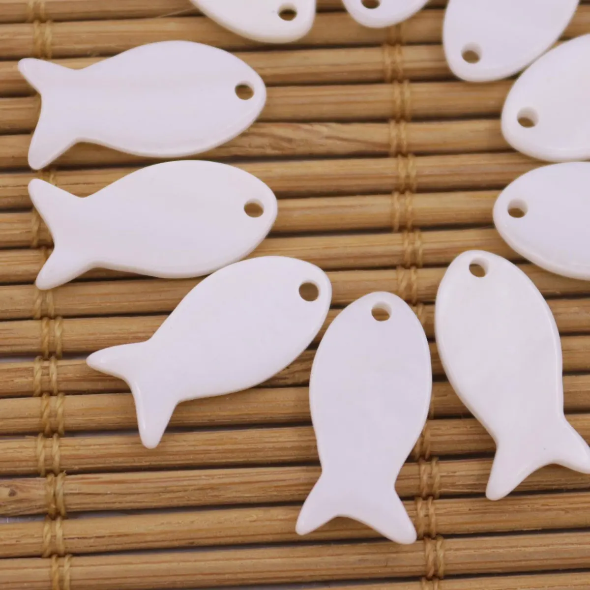 10 PCS 8mmX16mm Natural White Mother of Pearl Charms Fish Shape Shell Jewelry Making Pendant Earring Sun Catchers DIY