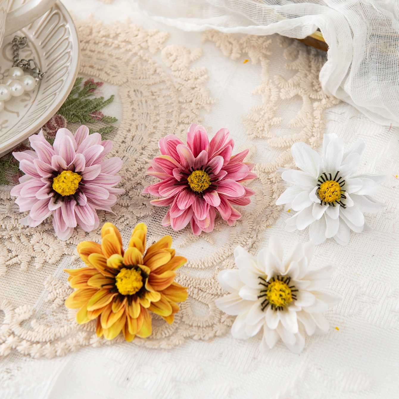50/100 Stück Kleine Gänseblümchen Kunstblumen Großhandel Heim- und Tischdekoration Kränze Hochzeit Brautaccessoires Kopfschmuck Brosche Geschenk – Detail 6