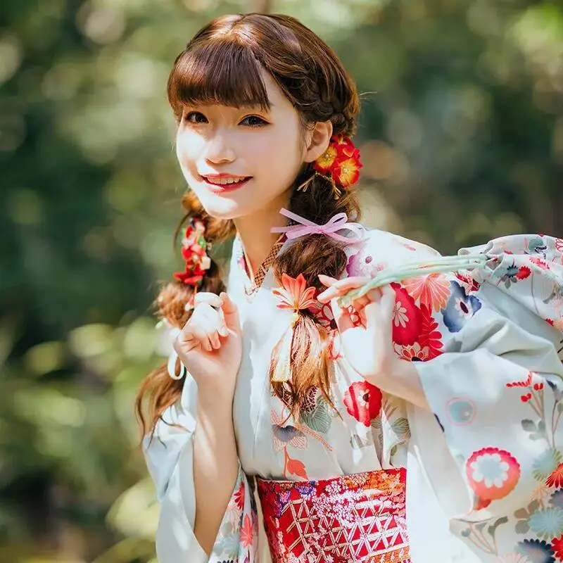 日本の伝統的な花のドラフトの新しい改良版は、着物をしわくずれしにくいです。ライトグリーンの春の着物です。