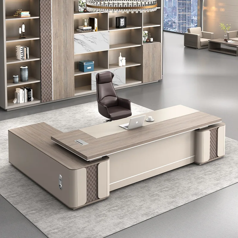 

Простой современный стол руководителя и комплект стульев, большой рабочий стол.