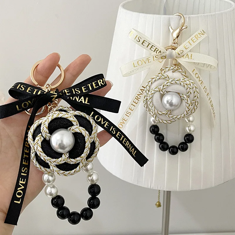 Korea Style Handmade Fabric Bow Tie Black White Pearl Chain Camellia Brelok do kluczy samochodowych Urok Kobiety Dziewczyna Brelok do kluczy Biżuteria na prezent