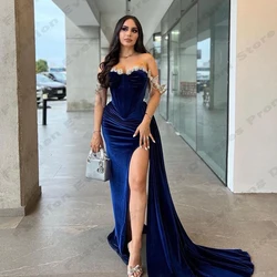 2025 Vestidos de noche elegantes y lujosos con cuentas para mujer, hermosos vestidos de fiesta personalizados con hombros descubiertos y abertura larga sin mangas