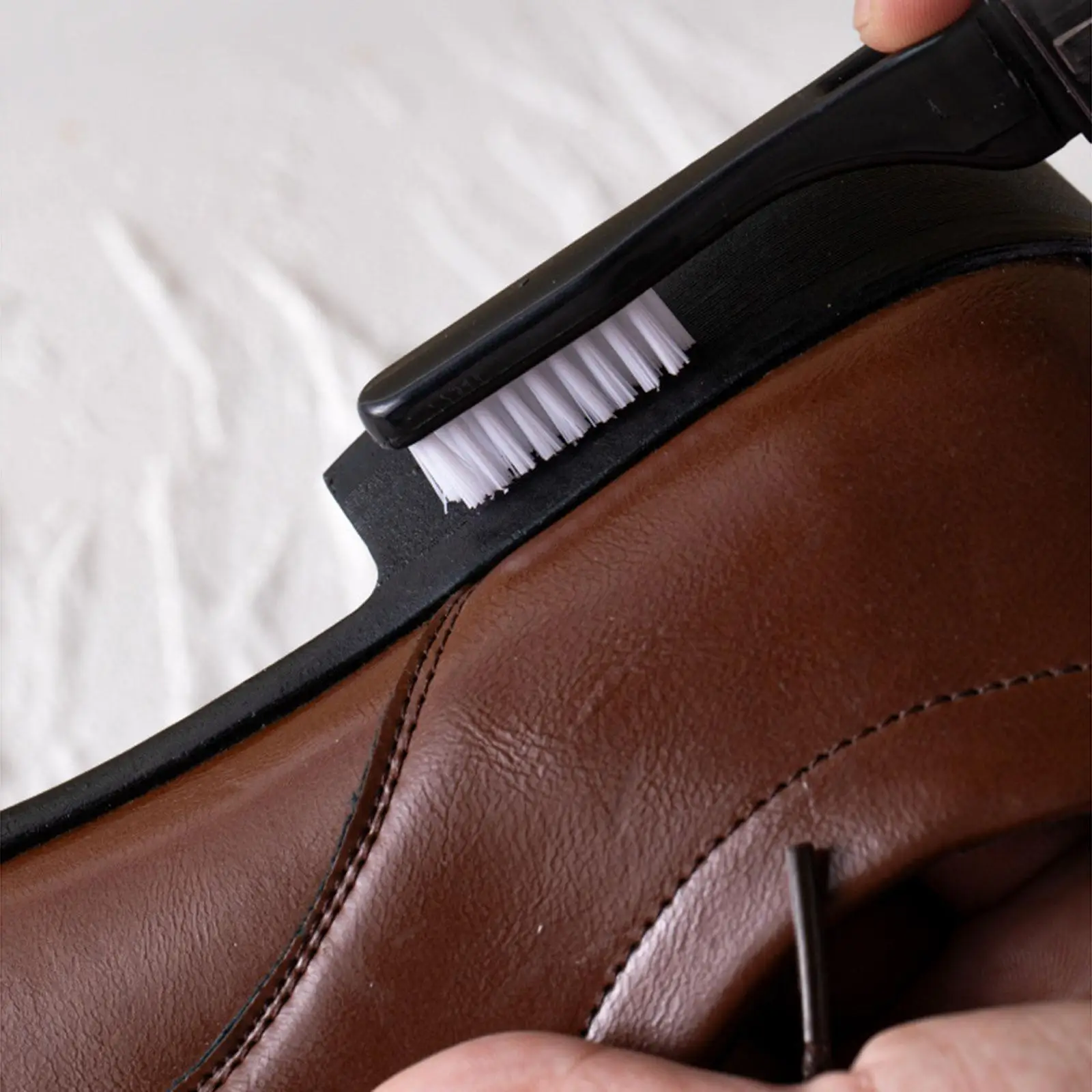 

Travel Shoe Care Kit Buffing Shoe Cleaner Detailed Cleaning Toothbrush 2x Polishing Cloths Shoe Shine Kit for Leather Boots