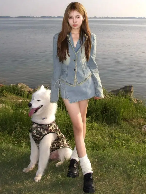 

Ретро-комплект в американском стиле: джинсовая куртка и юбка-полусолнце для активных и стильных девушек. Весенняя мода.