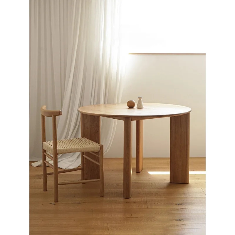 طاولة مستديرة من الخشب الصلب على الطراز الياباني، شقة صغيرة منزلية، طاولة طعام حديثة وبسيطة