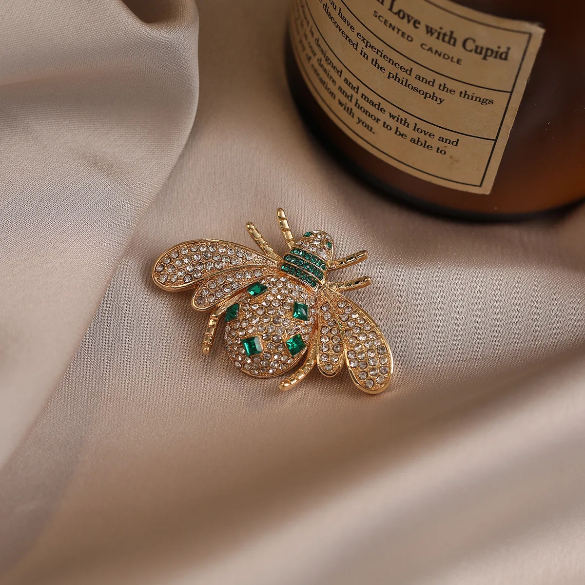 2PC new bee brooch high-end sense light luxury insect series high-end women's corsage coat personalized pin wholesale