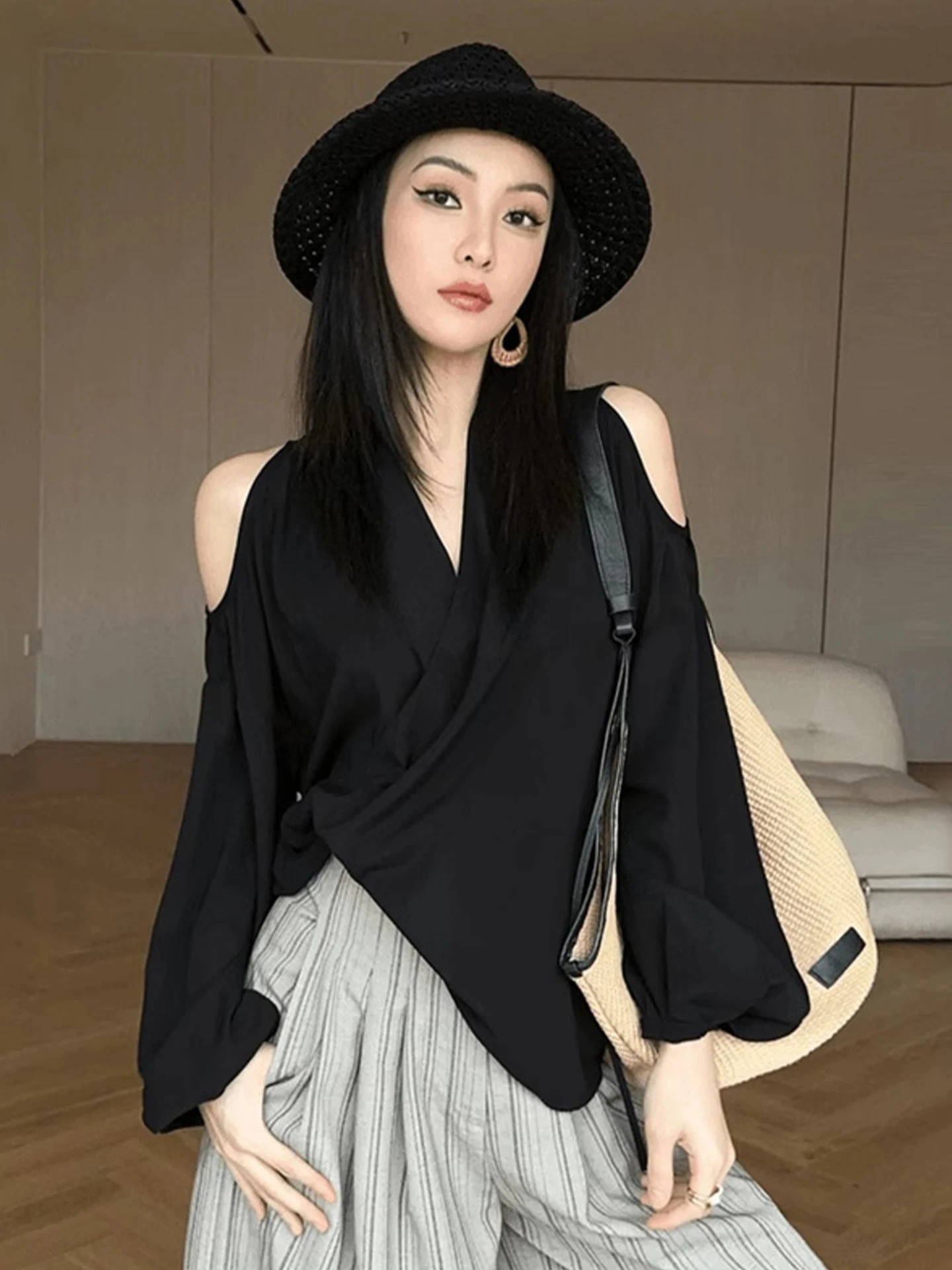 

Женская блузка с длинным рукавом и открытыми плечами в корейском стиле, прямой крой, шелковый топ, высококачественный дизайн, летняя мода