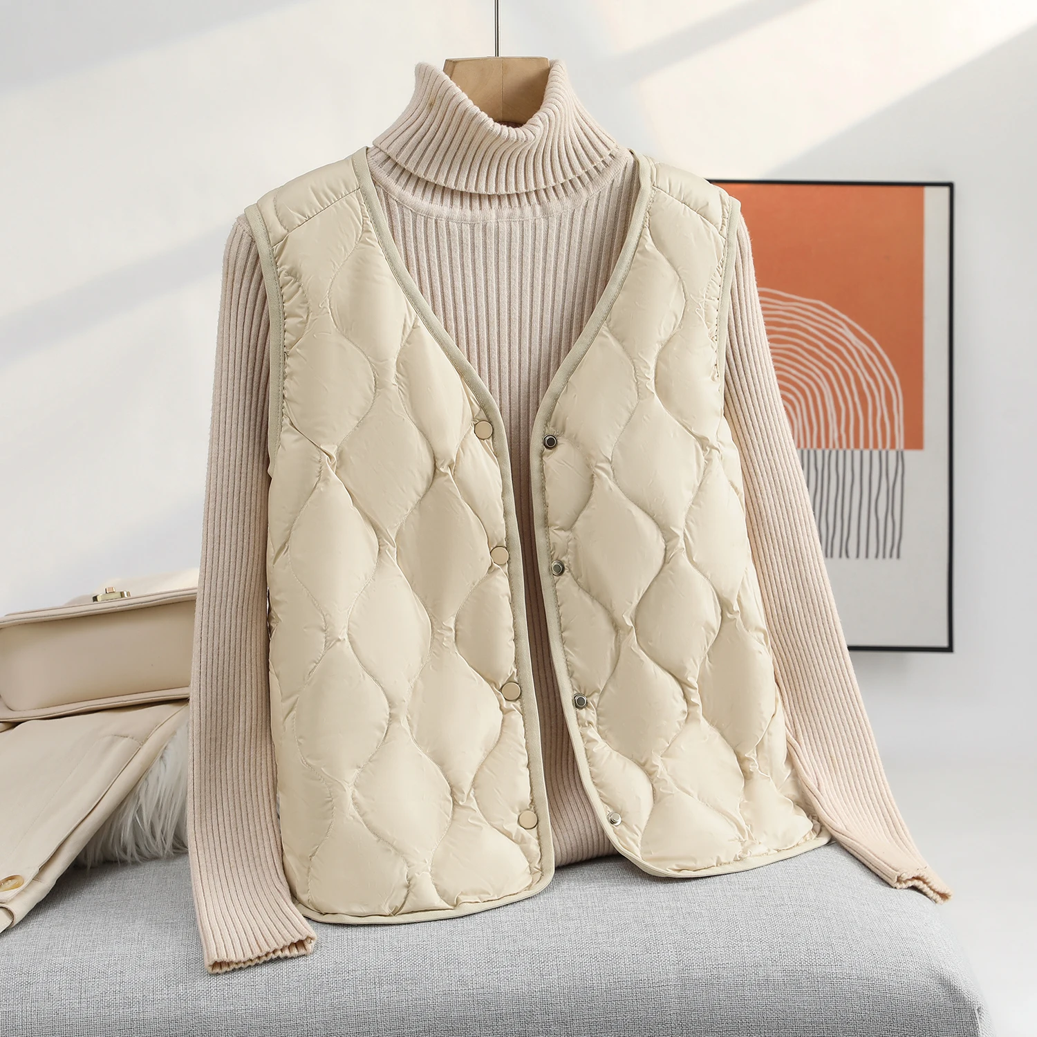 เสื้อกั๊กผู้หญิงทรงเข้ารูป น้ำหนักเบา ใส่เป็นเสื้อตัวในหรือตัวนอกได้ ให้ความอบอุ่น สีพื้น เรียบง่าย ติดกระดุม ผ้าโพลีเอสเตอร์ สไตล์ลำลอง