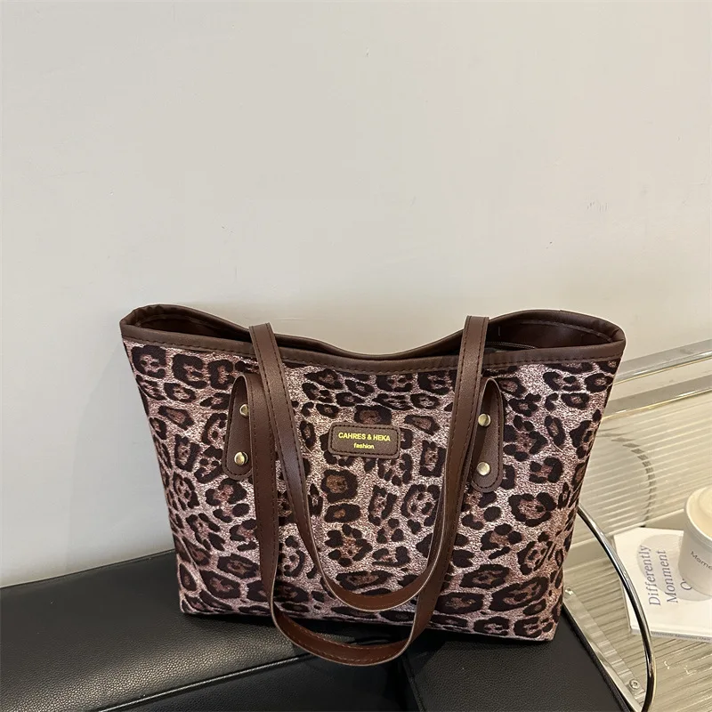 Bolso con estampado de leopardo de gran capacidad para mujer, novedad de otoño e invierno, bolso de mano Retro, bolso de hombro versátil para axila 2024