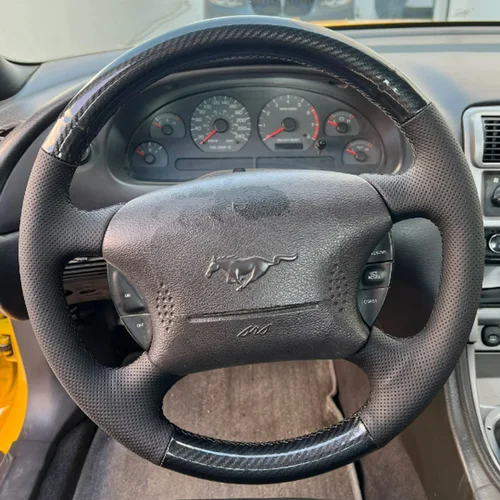 Imagen 1 del producto Volante de coche de estilo personalizado para Ford Mustang SVT Cobra GT 2001 2002 2003 2004, accesorio de cuero trenzado de fibra de carbono