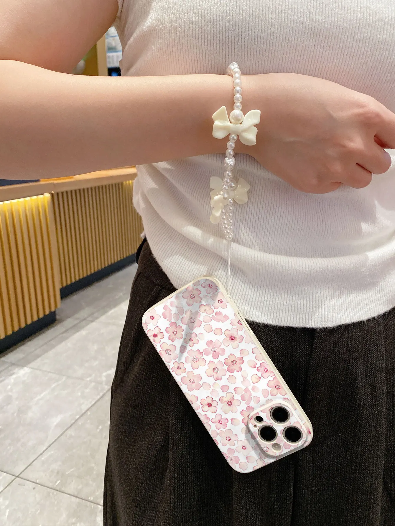 Funda de Teléfono de TPU Blanca con Cadena Colgante de Lazo de Perlas Blancas para iPhone 17 16 15 14 Plus 13 12 11 Pro Max XR X S 7 8 SE, Cubierta Trasera