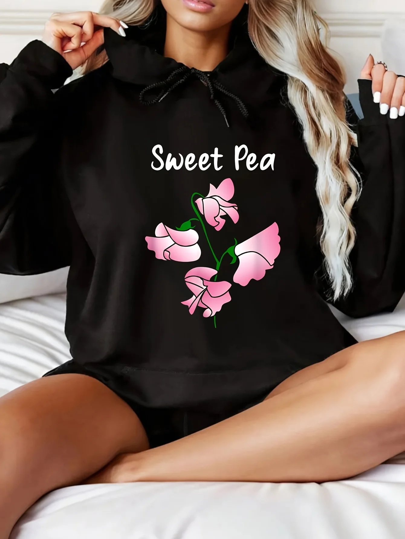 سويت شيرت بنمط البازلاء الحلوة للنساء - أكمام دائرية باللون الأسود مع تصميم زهرة وردية وجيب الكنغر مع قلنسوة للنساء #1