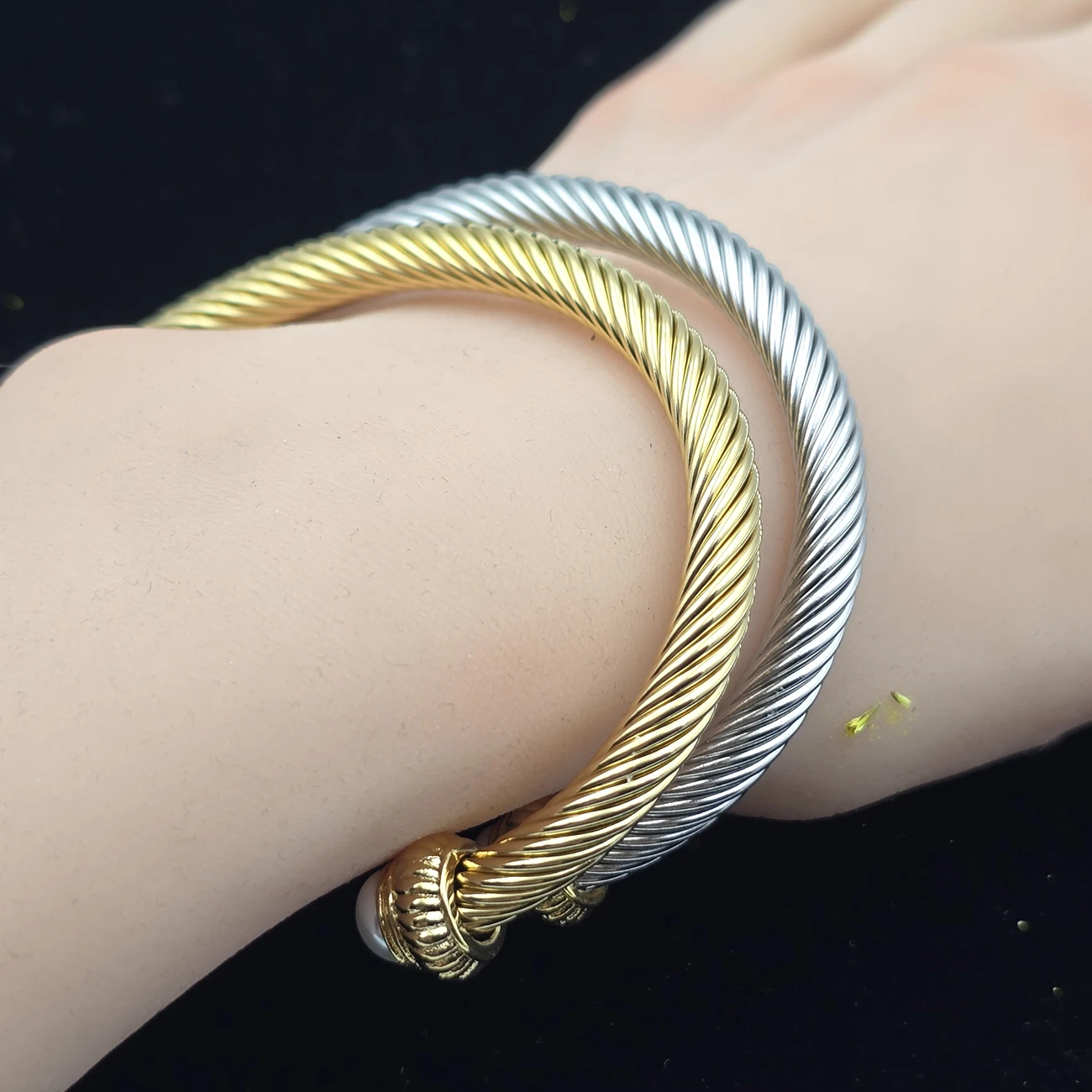 

Designed for women, the adjustable stainless steel cable bracelet with jewelry bag is suitable for giving women jewelry gifts.