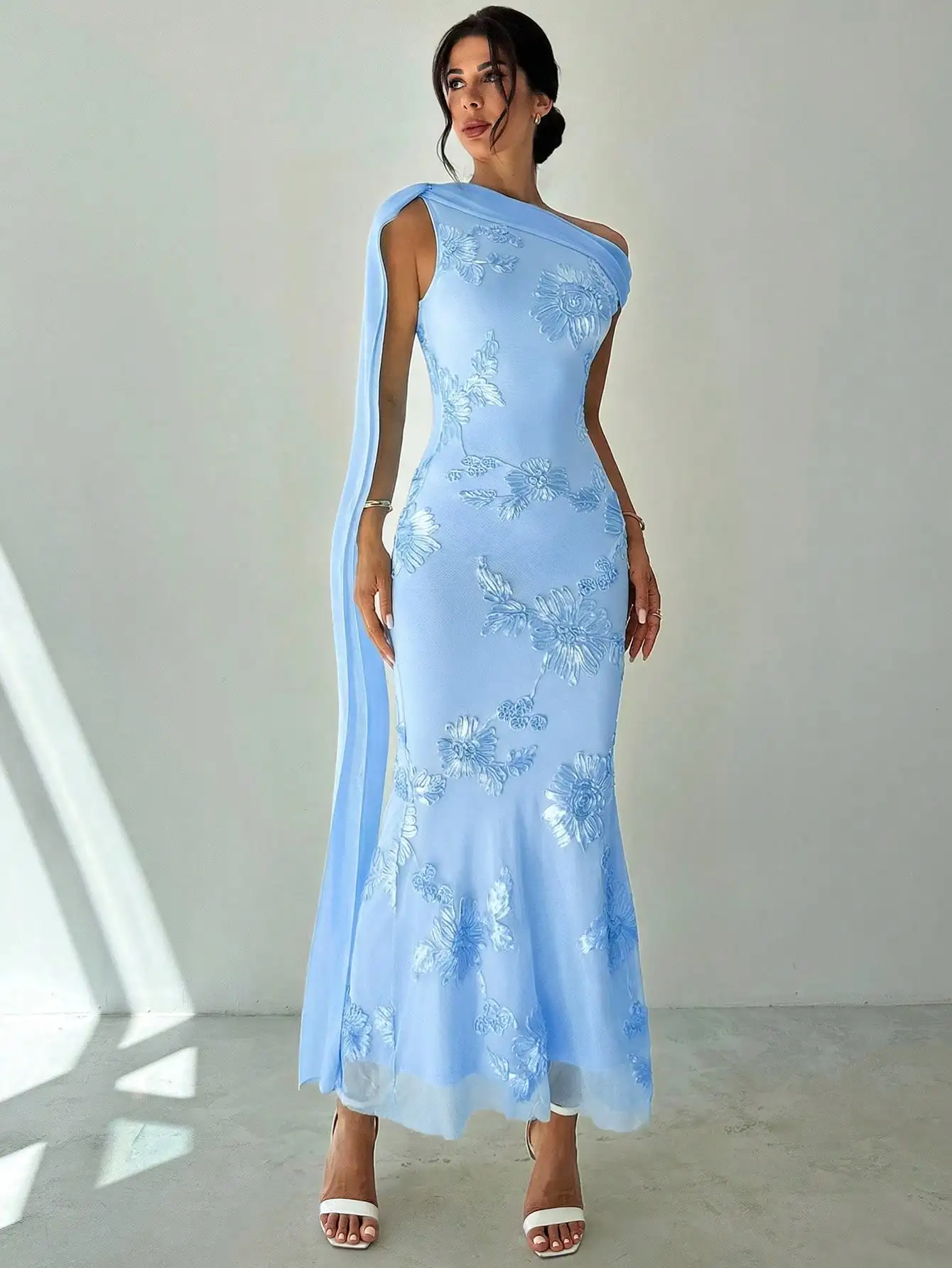 

Светло-голубое вечернее платье-русалка с цветочной вышивкой на одно плечо и струящейся накидкой для вечерних мероприятий и торжественных случаев