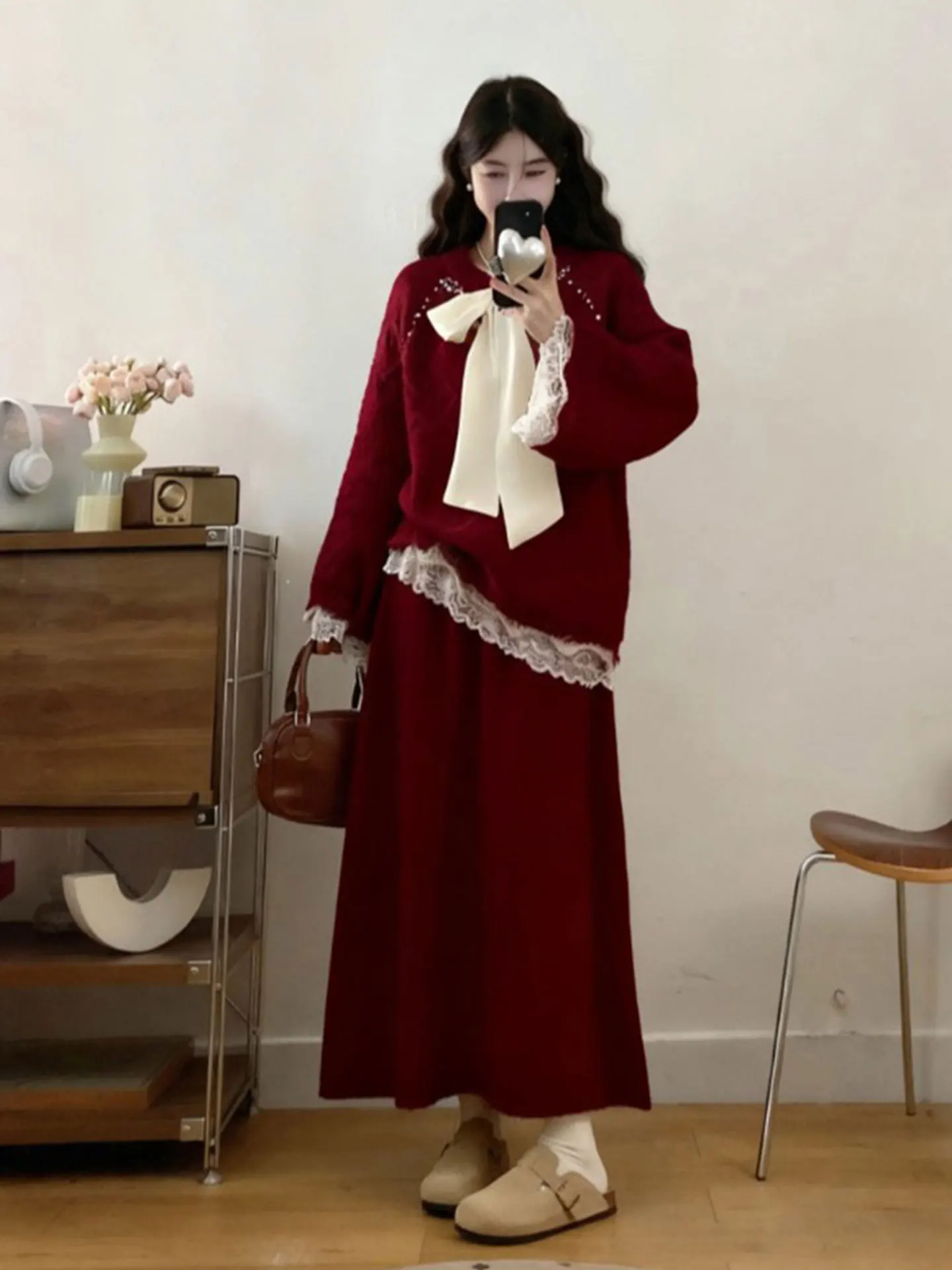 

Модный женский осенне-зимний комплект из двух предметов: свитер винного цвета с длинным рукавом и кружевным подолом, юбка, повседневный стиль