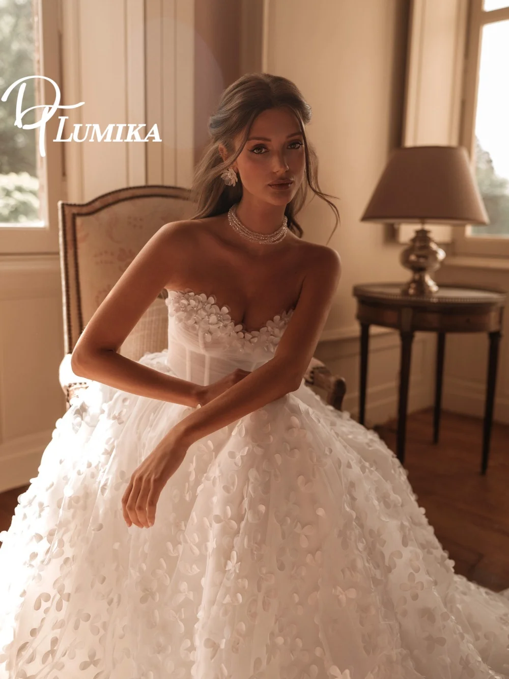 

Dreamy Strapless Ruffled-Petal Wedding Dress 2026 Romantic Petal-Draped Bridal Gown Fashion Ball Gown Floor-Length Bridal Dress