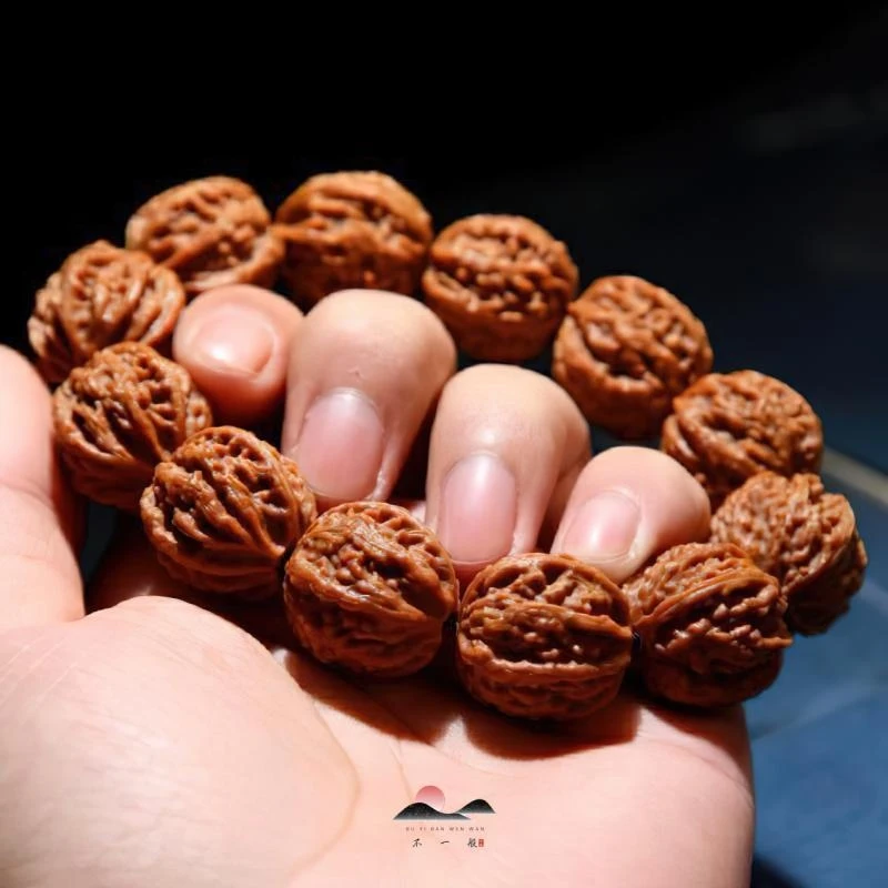 Old-Fashioned Octagonal Walnut Bracelet, Small Autumn Walnuts With Thick Veins And Large Round Kernels, Hand-Held