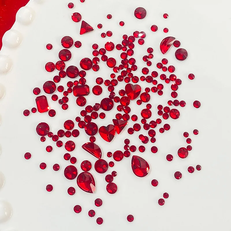Metalowe zawieszki 3D w kształcie serca i kwadratu do zdobienia paznokci, błyszczące czerwone szklane cyrkonie, inkrustowane misie, dekoracje do paznokci DIY, biżuteria do paznokci.