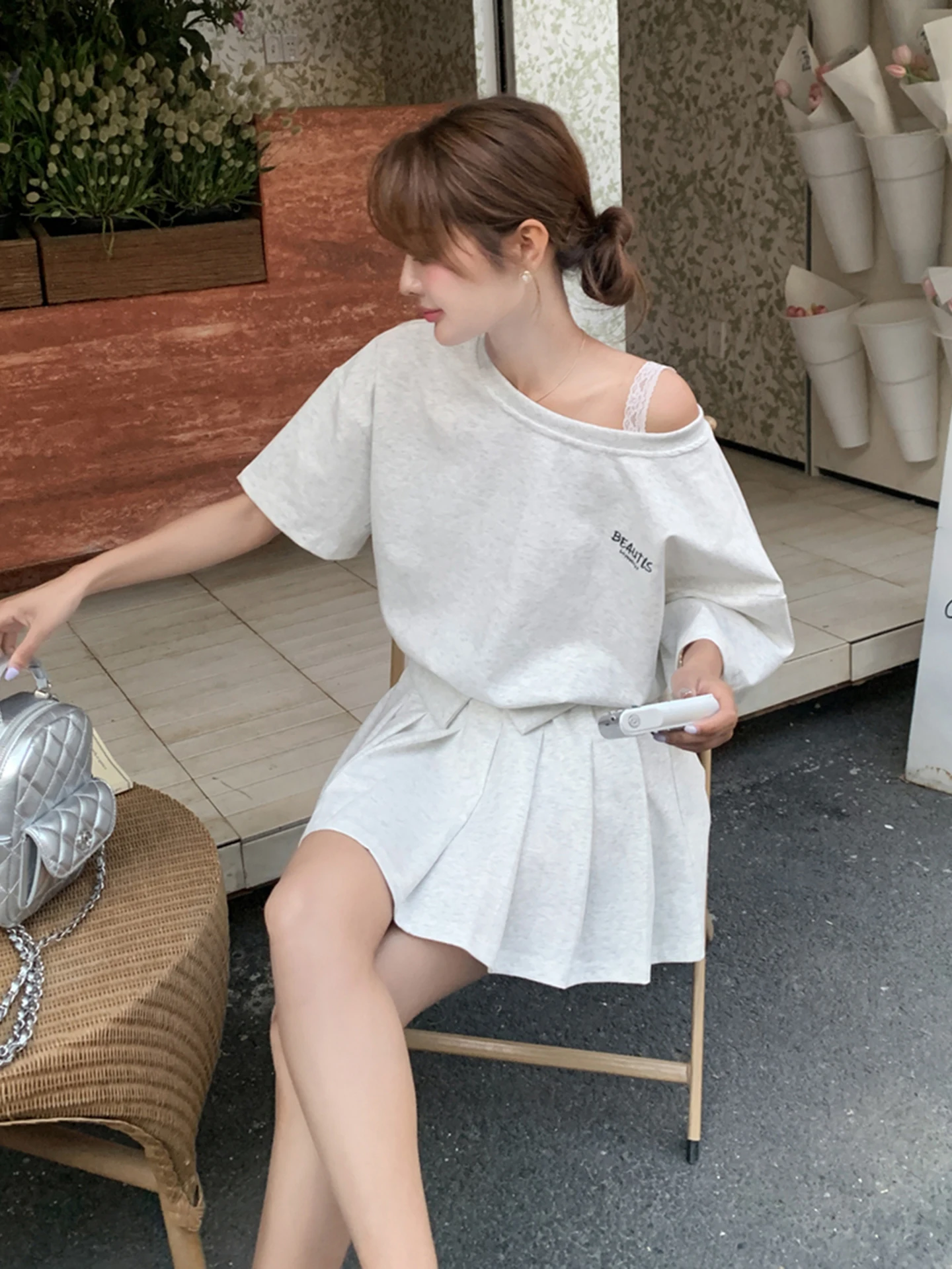 Casual Spor Summer Set Women's ature One-oulder T-irt Pleated ort Skirt Two-Piece Set College Sle Faion