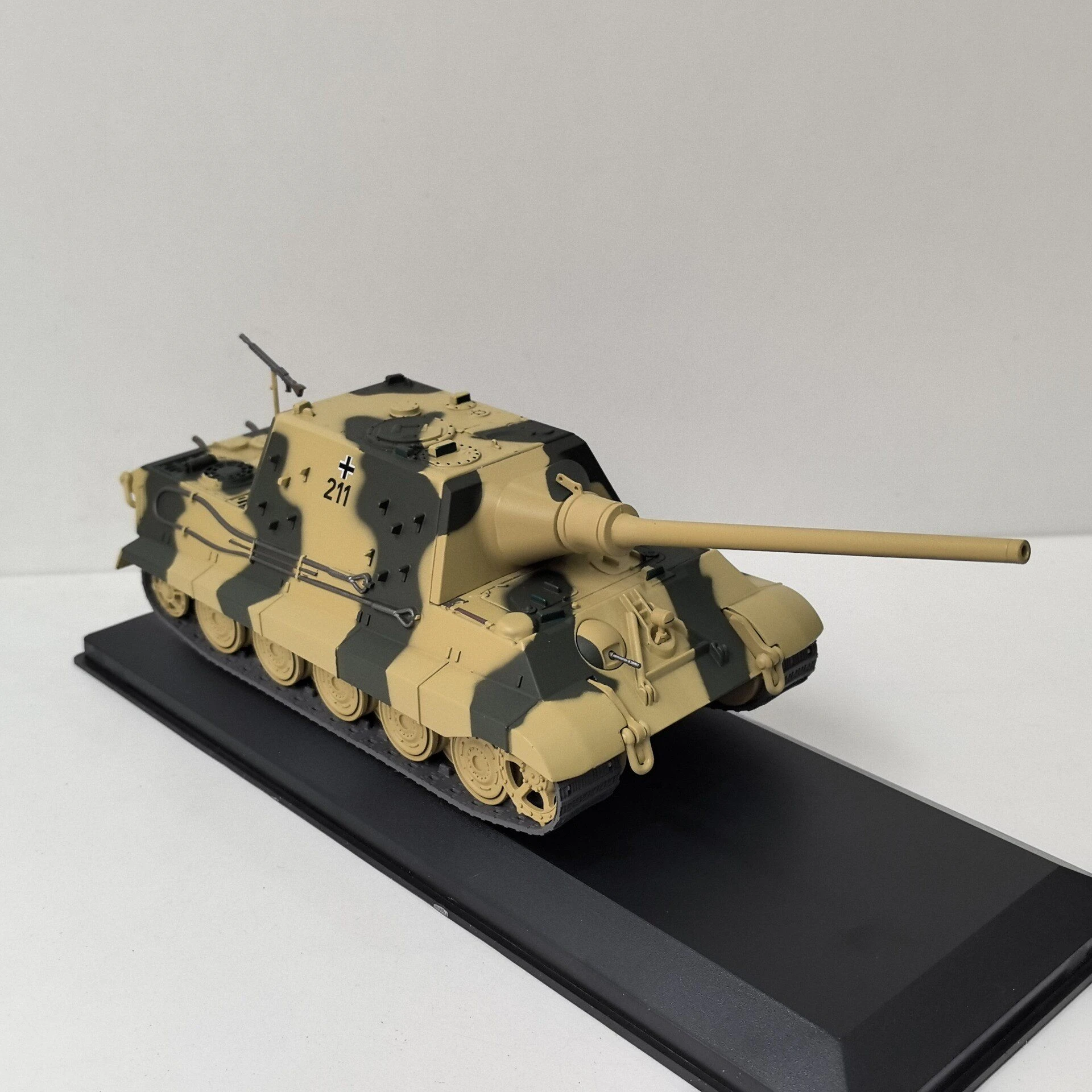 

Модель-украшение немецкого тяжелого истребителя танков Jagdtiger 1945 года (1/72, корпус из сплава + пластик)