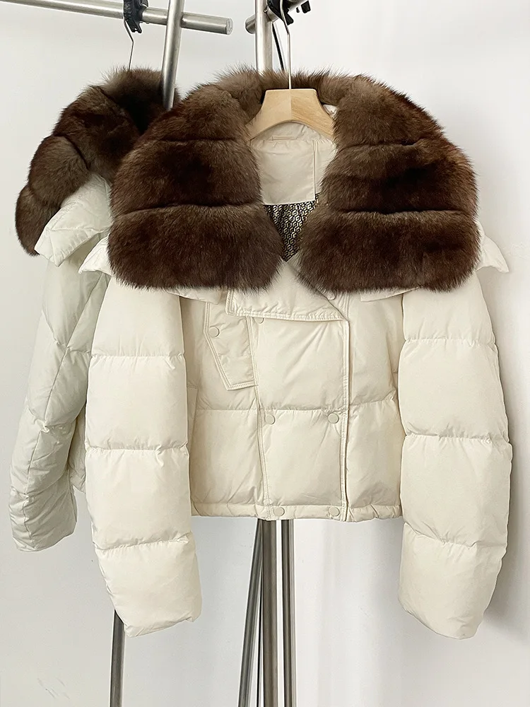 سترة قصيرة أنيقة للشتاء لعام 2025 سترة بيضاء مبطنة أسفل بياقة كبيرة من الفرو كورية متعددة الاستخدامات معاطف سميكة ودافئة للنساء