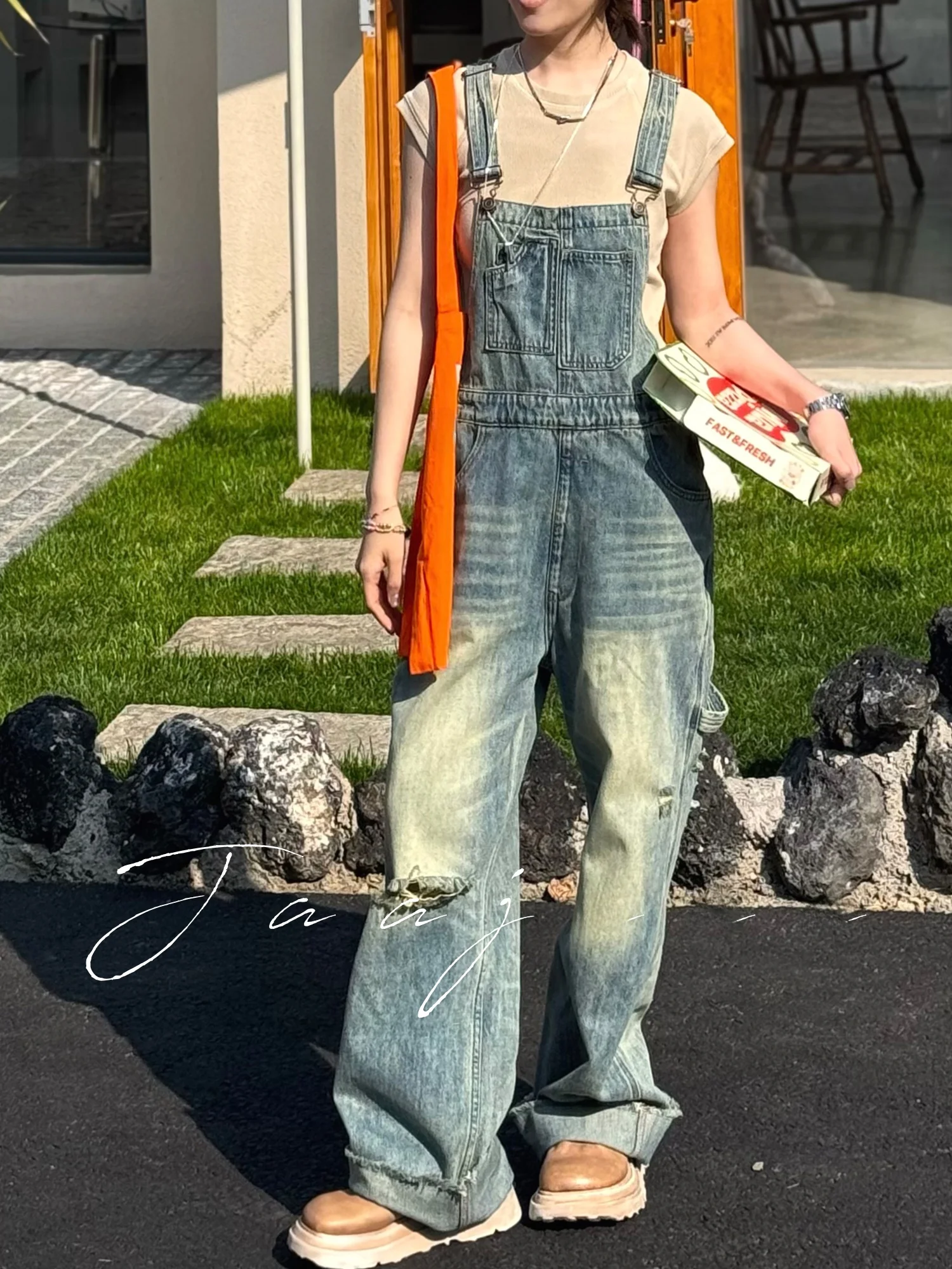 

Летний тренд: винтажные рабочие комбинезоны Jaajaaa из рваного денима с эффектом потертости, AHCC, с высокой талией, прямые штанины, из смесовой хлопковой ткани