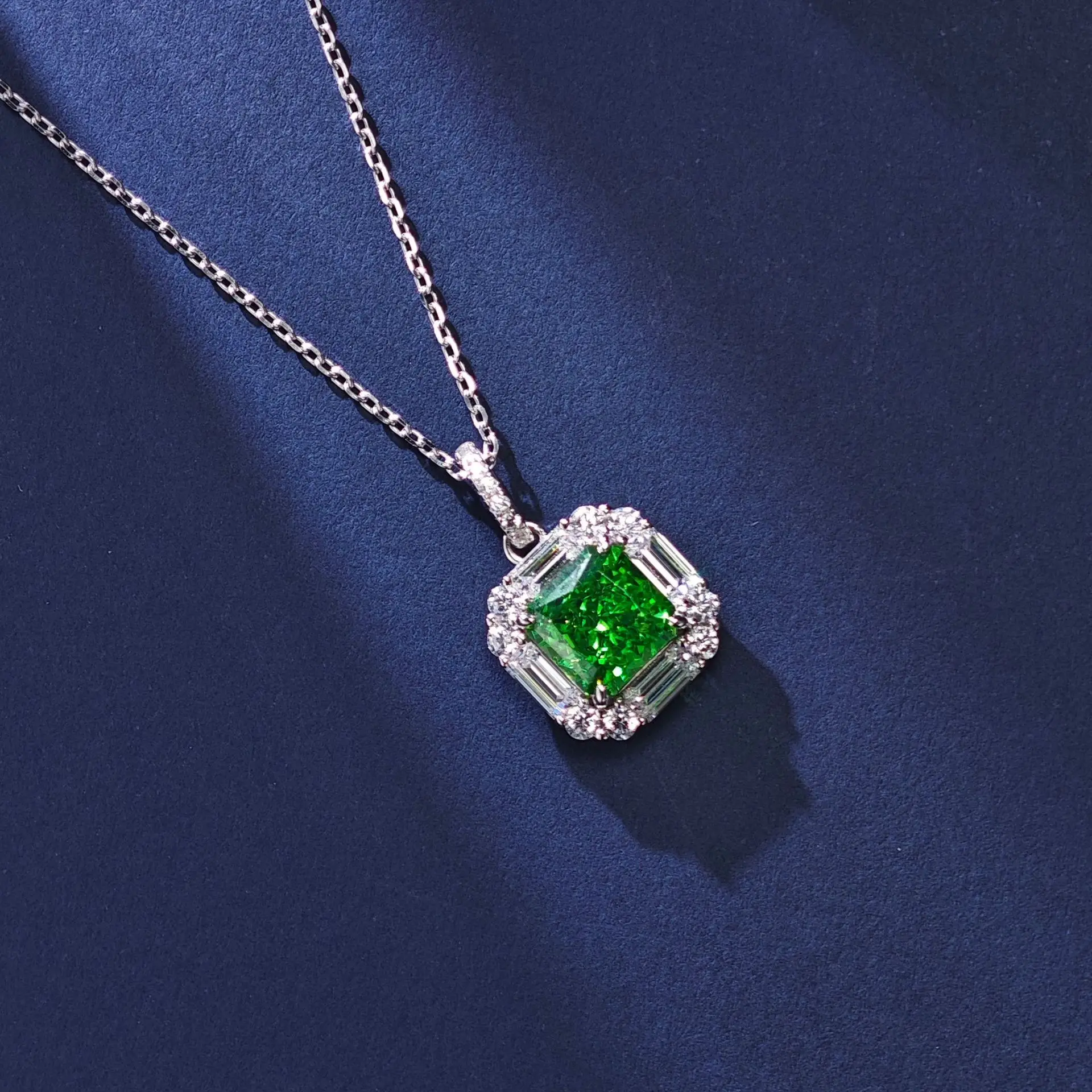 

PT950 platinum necklace square green diamond 2.5 carat clavicle chain pendant high carbon diamond for women