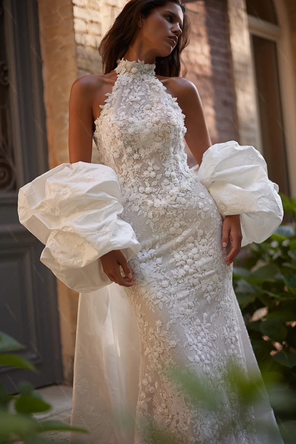 Meerjungfrau-Hochzeitskleid mit hohem Kragen und luxuriösem bedrucktem Satin-Umhang, rückenfreie verträumte Brautkleider DW1077