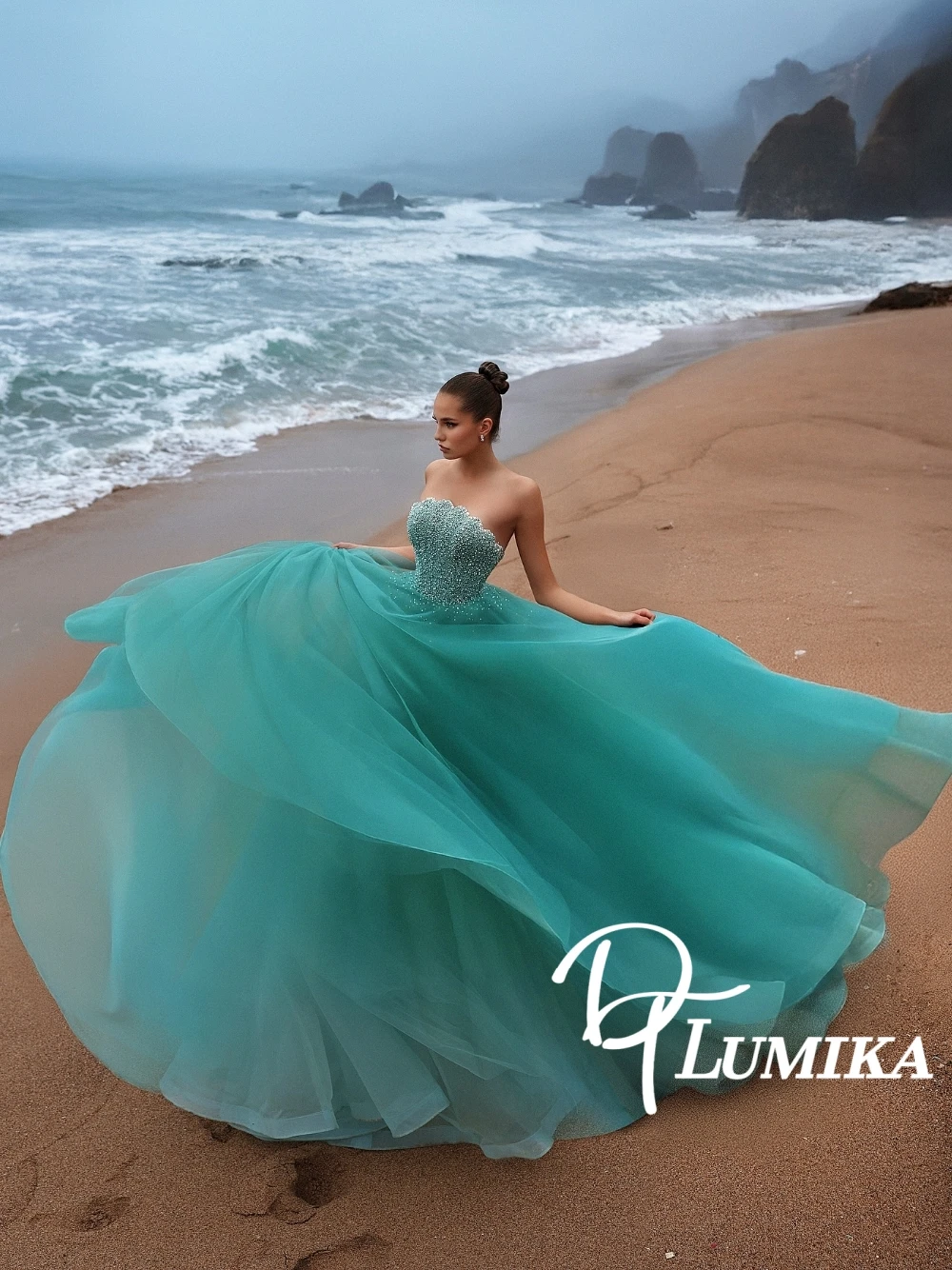 

Романтическое вечернее платье без бретелек из бисера. Интракторичное платье для выпускного вечера для официальных мероприятий. Элегантная трапециевидная одежда с приталенной талией.