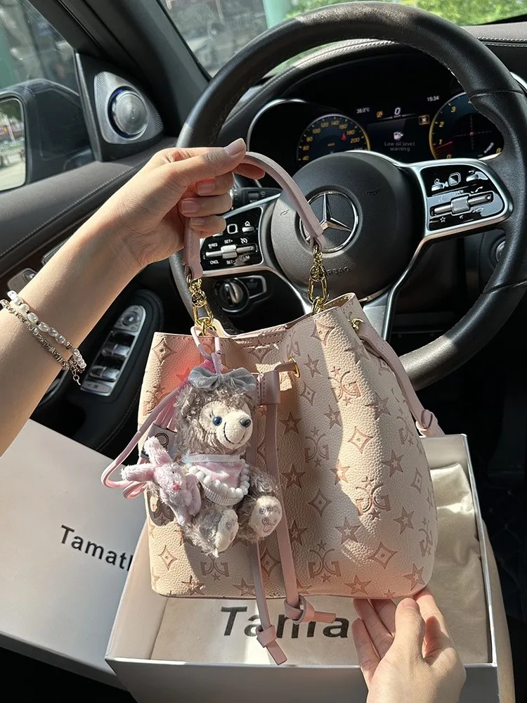 tamatha-fashionable-embossed-bear-bucket-bag-large-capacity-cute-handbag-casual-style-soft-pu-leather-round-cylinder-shape