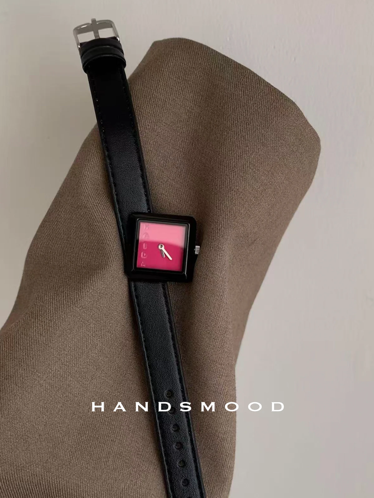 Orologio da donna in pelle elegante e alla moda di fascia alta con smussatura nera rosa rossa per gioielli da donna orologi di fascia alta orologi da donna alla moda